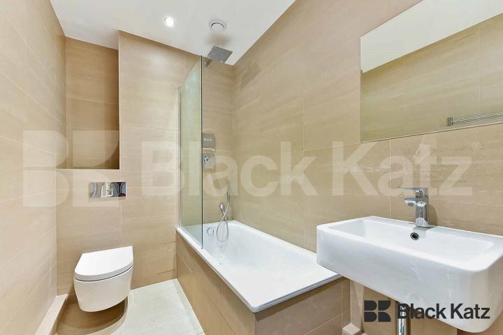 Stunning views, stylish & contemporary with balcony & roof terraces.  The Pioneer Building, Newington Causeway, Borough